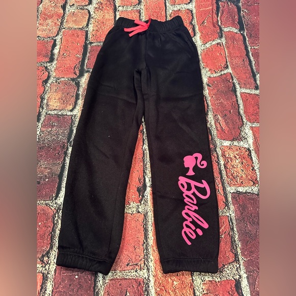 Barbie sweat pants and top size girl 6
Excellent Pre-owned Condition - Picture 3 of 5